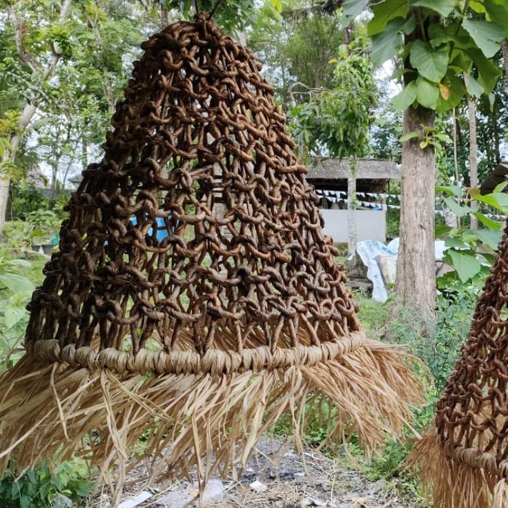 Banana Bark Lamp Shade by Giri Ismaya